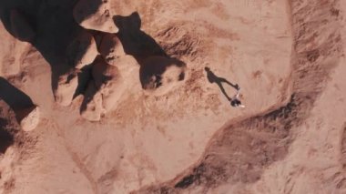 En tepedeki manzaralı gezgin boş pembe çöl manzarasının yanından geçiyor, ABD