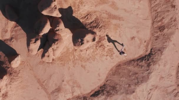Vue du haut vers le bas voyageur marchant par vide paysage désert rose cinématographique, États-Unis — Video