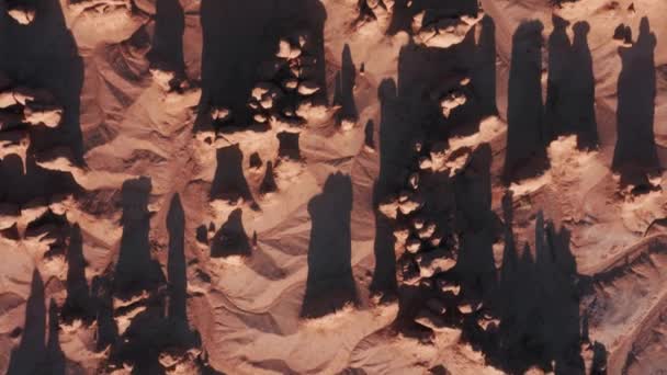 Vue satellite du haut vers le bas sur la surface rouge de la planète Mars, Voyage spatial cinématographique 4K — Video