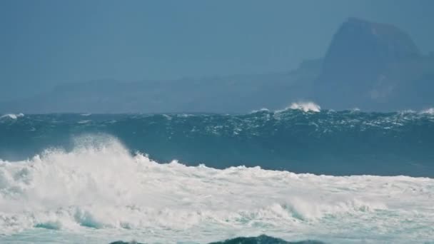 Sinematik mavi okyanus ünlü Jaws dünyanın en büyük dalgalarıyla sörf sahili — Stok video