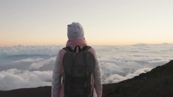 Frau atmet tief frische kalte Luft auf dem Gipfel des Berges bei Sonnenuntergang, Inspiration 4K — Stockvideo