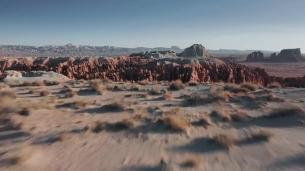 Filmisk drönarexpedition flygning över oframkomlig röd planet markyta, 4K — Stockvideo