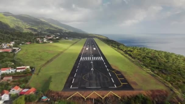 Airplane landing on runaway of airport in village at Sao Jorge island, Azores — Vídeos de Stock