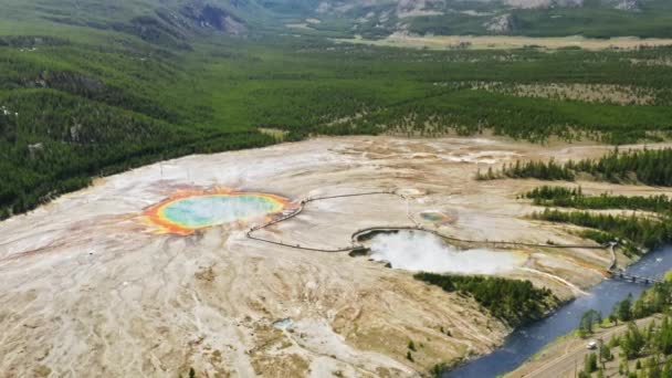 Yellowstone National Park, Wyoming USA, 4K vibrant Grand Prismatic Hot Springs — Stockvideo