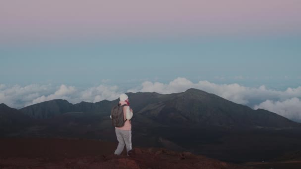 Traveler γυναίκα εξερεύνηση ορόσημο Haleakala ηφαίστειο εθνικό πάρκο, Χαβάη ηλιοβασίλεμα — Αρχείο Βίντεο