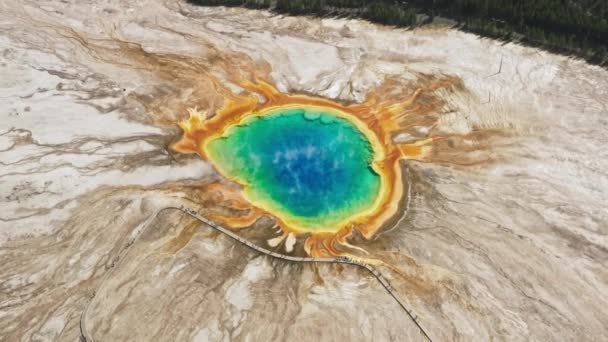 イエローストーン国立公園ワイオミング州米国、大規模なプリズムスプリングの空中ビュー — ストック動画