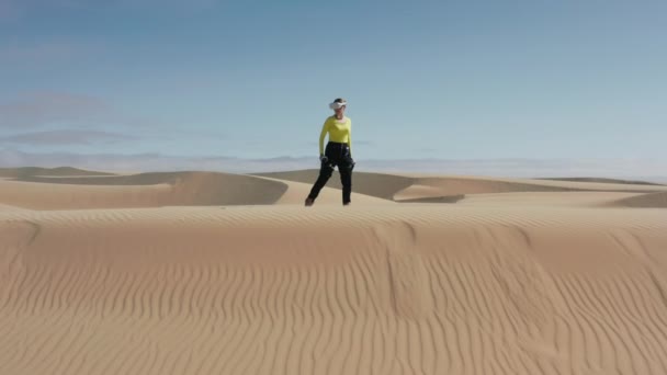 VR-gamer buiten, 4K-beelden vanuit de lucht. Energieke vrouw in Virtual Reality headset — Stockvideo