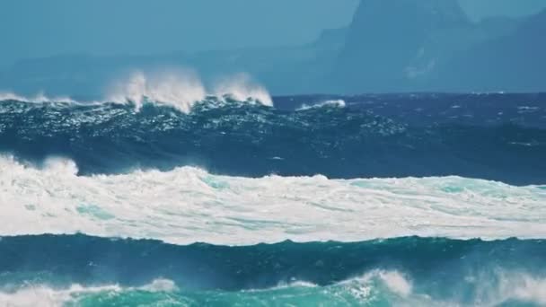 Impresionante vista en cámara lenta del océano azul y las olas gigantes estrellándose en la isla — Vídeos de Stock