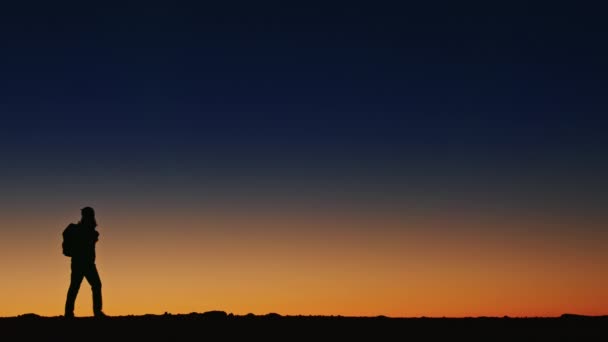 Buon viaggiatore che cammina in alta montagna, alza le braccia, godendo del tramonto cinematografico — Video Stock