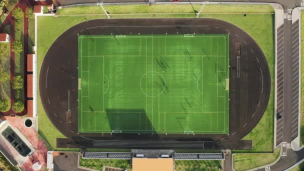 Jugadores masculinos entrenando en el campo de fútbol en la isla de Sao Jorge, Azores, Portugal — Vídeos de Stock