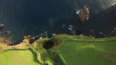Atlantik Okyanusu suları Sao Jorge Adası, Azores 'in kayalarına çarpıyor.