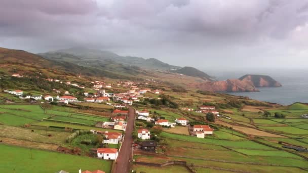 Domy wiejskie położone na wyspie Sao Jorge w Oceanie Atlantyckim, Azory, Portugalia — Wideo stockowe