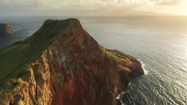 Βραχώδες βουνό του νησιού Sao Jorge στον Ατλαντικό ωκεανό, Αζόρες, Πορτογαλία, Ευρώπη — Αρχείο Βίντεο