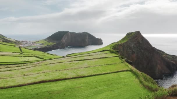 Wyspa Sao Jorge pokryta zieloną roślinnością, Azory, Portugalia, Europa — Wideo stockowe