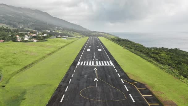 Aeropuerto fugitivo cerca de pequeño pueblo en la isla de Sao Jorge, Azores, Portugal, Europa — Vídeos de Stock