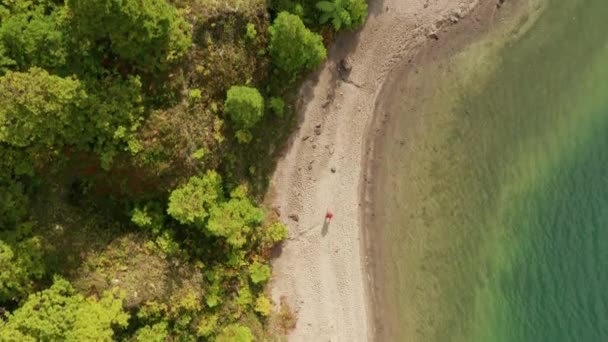 사우 미구엘 섬,아 조레스, 포르투갈. 아름다운 경치 속을 걷는 여행자 — 비디오