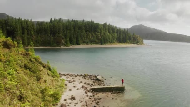 Ilha de São Miguel, Açores, Portugal. Vista aérea de uma ilhota isolada e remota — Vídeo de Stock