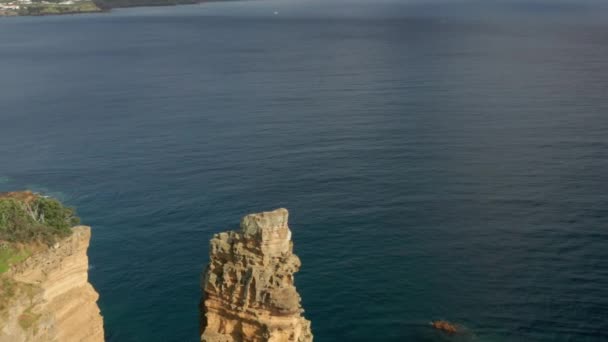 Drönarbilder av klipporna, stugan och Atlanten — Stockvideo