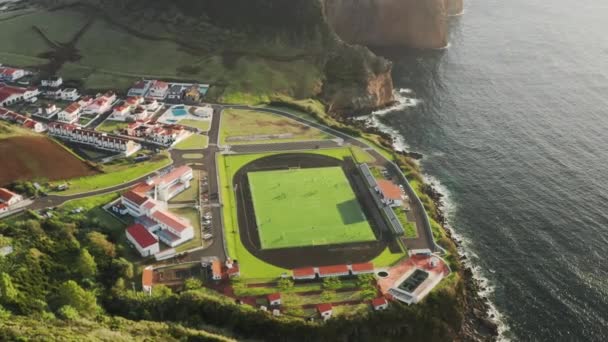 Fußballplatz in einem Dorf auf einer Klippe am Atlantik auf der Insel Sao Jorge — Stockvideo