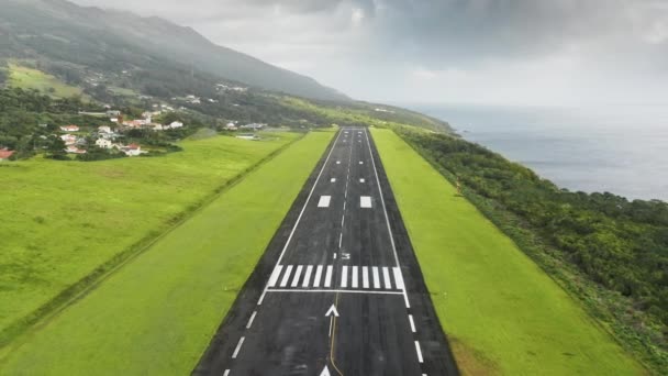 Rymning av liten flygplats på ön Sao Jorge, Azorerna, Portugal, Europa — Stockvideo