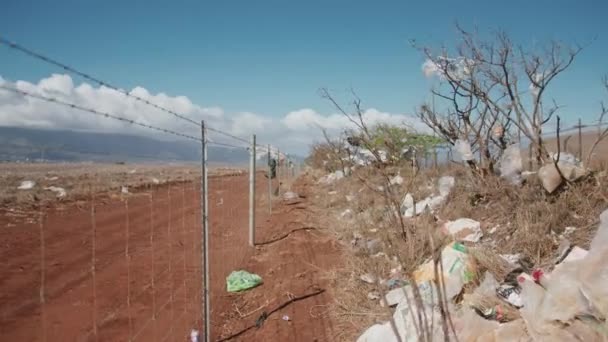 Brzydki widok ludzkich odpadów latających na wietrze, katastrofa ekologiczna na świecie, Hawaje 4K — Wideo stockowe