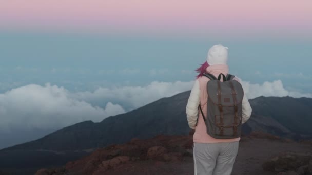 Outdoor avontuur 4K slow motion vrouw wandelen berg met roze zonsondergang hemel USA — Stockvideo