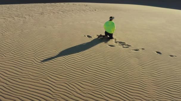 Frau im VR-Headset sitzt auf plätscherndem Sand und macht Yoga im Freien — Stockvideo