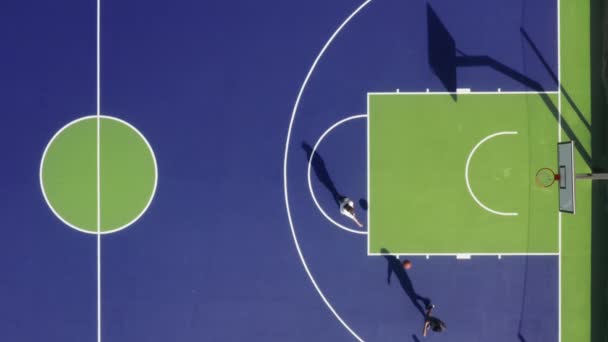 Insel Sao Miguel, Azoren, Portugal. Drohnenaufnahmen von Freunden beim Basketballspielen — Stockvideo