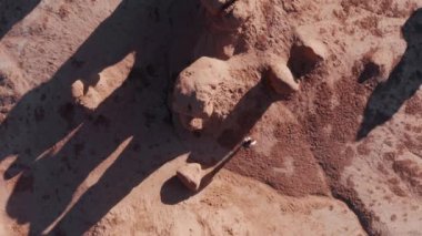 Doğada maceraya atılma konusunda tepeden tırnağa gezgin, sırt çantalı blog yazarı 