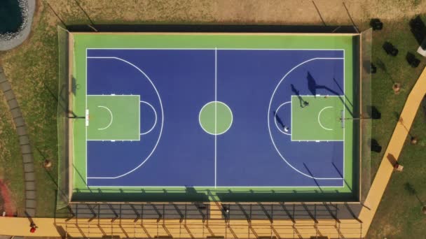 Isla de San Miguel, Azores, Portugal. Compañeros de equipo regateando una pelota antes de un disparo — Vídeo de stock