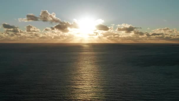 Повітряний вид прекрасного заходу сонця над Атлантичним океаном. — стокове відео