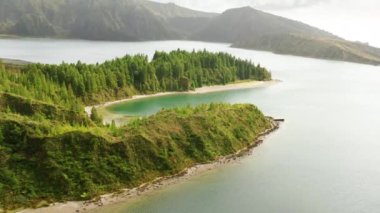 Turist deniz kıyısında dar bir kıyı yolunda yürüyor.