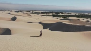 AR oyunu açık havada, sanal gerçeklikteki kadın kulaklık ve kontrolörler, boyama 4K