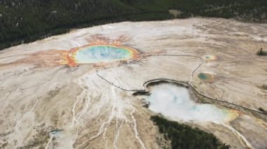Turistlerle Grand Prismatic Spring, Yellowstone Ulusal Parkı 'nda 4K hava çekimi