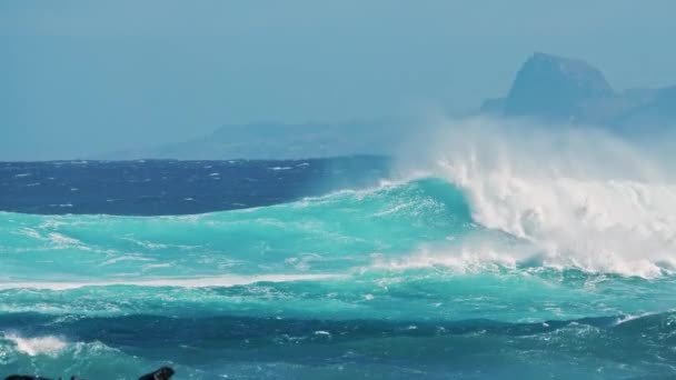 Vitalidad de la energía azul y el océano claro, potentes olas de mar tormentosas de la playa Tiburón — Vídeos de Stock