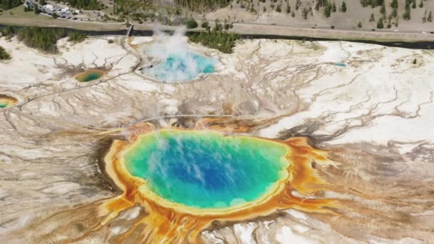 Letecký pohled na turisty, kteří navštíví Grand Prismatic Hot Spring a geothermal area 4K — Stock video