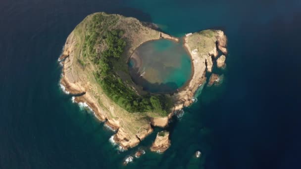 Uzak izole adanın ikonik Azores panoraması — Stok video