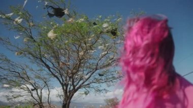 Küresel doğa kirliliği felaketinden endişelenen pembe saçlı beyaz kadın, 4K