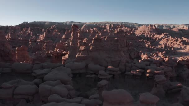 Drone vliegt snel boven filmische canyon rode hoodoo formaties in Goblin vallei — Stockvideo