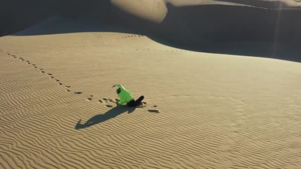 Vista posterior mujer estirando cuerpo en yoga sobre dunas de arena en VR auriculares al atardecer 4K — Vídeos de Stock