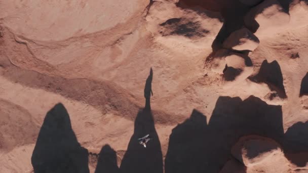 Τουριστική περπάτημα μέσα από το κόκκινο φυσικό τοπίο έρημο. 4K Aerial top-down ΗΠΑ — Αρχείο Βίντεο
