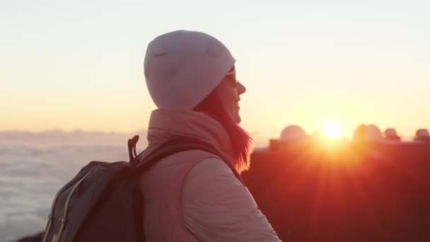 Lächelnde Frau mit rosa Haaren genießt den Sonnenuntergang am Observatorium, dem Haleakala-Berg — Stockvideo