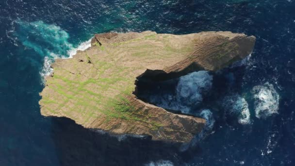 大西洋で流された孤立した火山岩 — ストック動画