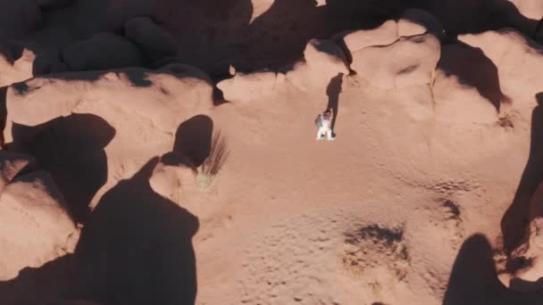 4K аеродинаміка туриста, що робить довгий відтінок на помаранчевих пісковиках на світанку 4K — стокове відео
