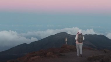 Mutlu kadın 4K ağır çekim, vahşi doğa macerası Haleakala Hawaii