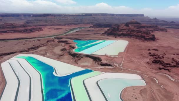 Úžasná pulzující modrá uměle vytvořená jezera v červené pouštní krajině jiné planety 4K — Stock video