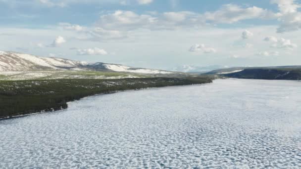 Paisagem cênica da montanha do inverno de 4k aéreo, drone que voa acima do lago da montanha — Vídeo de Stock
