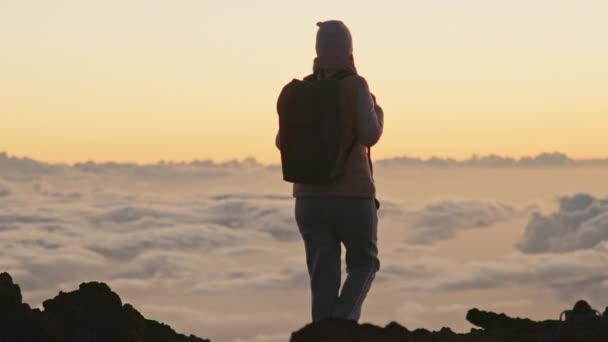 Vue panoramique sur les nuages moelleux au coucher du soleil, séquences 4k, femme heureuse avec sac à dos États-Unis — Video