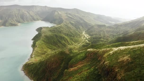 Ilha de São Miguel, Açores, Portugal. Voo sobre a paisagem pitoresca na Europa — Vídeo de Stock
