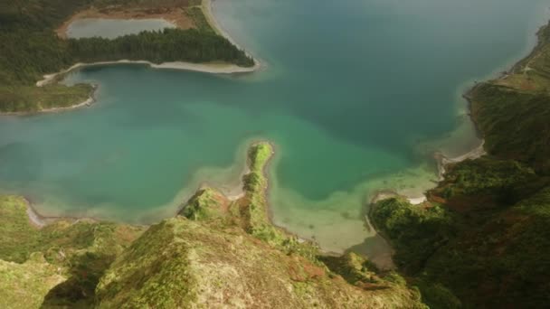 Luchtbeelden van het prachtige vulkanische landschap van het geïsoleerde schiereiland — Stockvideo